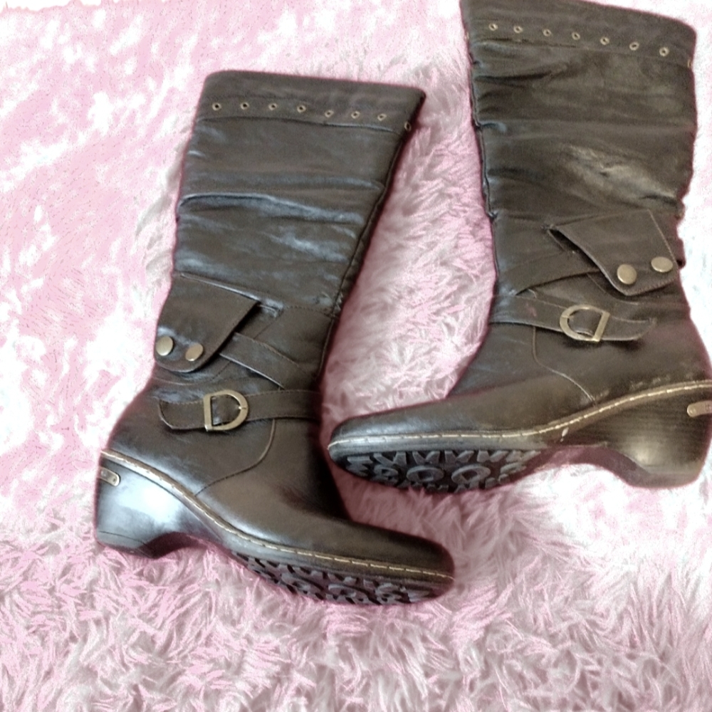 Size 9 leather below calf boots